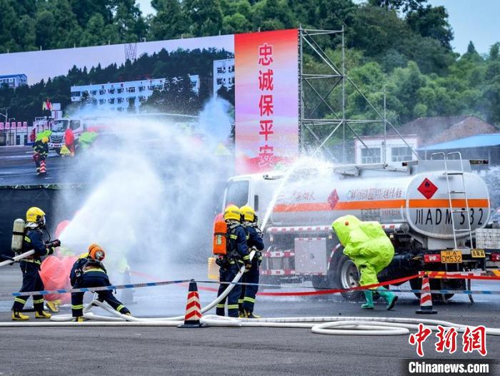 四川開展油罐車救援演練現(xiàn)場?！∷拇ㄏ拦﹫D