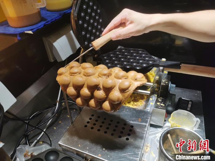 店家制作港式小食雞蛋仔。　受訪者 供圖