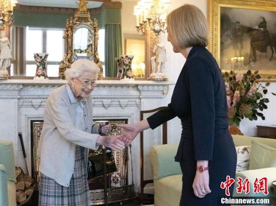 2022年9月6日，英國蘇格蘭，英國首相特拉斯覲見英國女王伊麗莎白二世。白金漢宮發(fā)言人此前表示，由于持續(xù)的“行動不便”，女王將在蘇格蘭巴爾莫勒爾度假地任命新首相。而這打破了王室多年來的先例。圖片來源：視覺中國