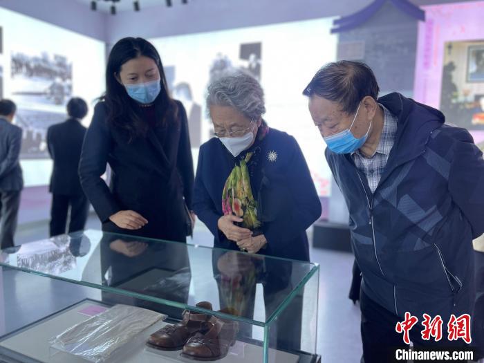 周恩來侄女、中國新聞社原副社長、北京大鸞翔宇慈善基金會創(chuàng)始會長周秉德等人參觀展覽。　徐珊珊 　攝