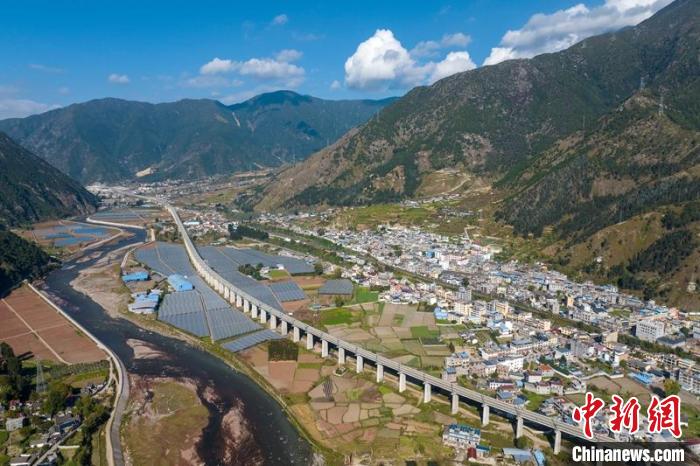 成昆鐵路復(fù)線峨冕段冕山特大橋?！⒅铱?攝