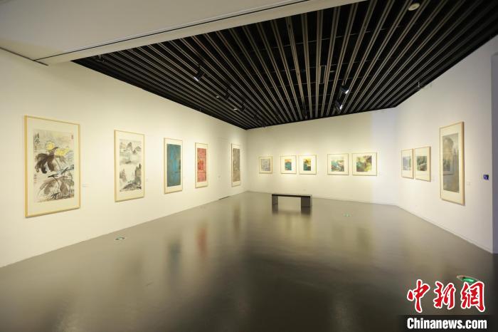 第五屆中國(guó)潑彩畫雙年展。　劉海粟美術(shù)館 供圖