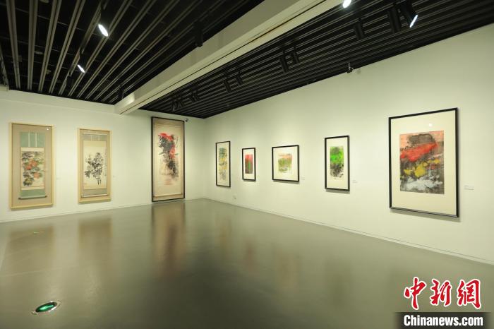 第五屆中國(guó)潑彩畫雙年展?！⒑Ｋ诿佬g(shù)館 供圖