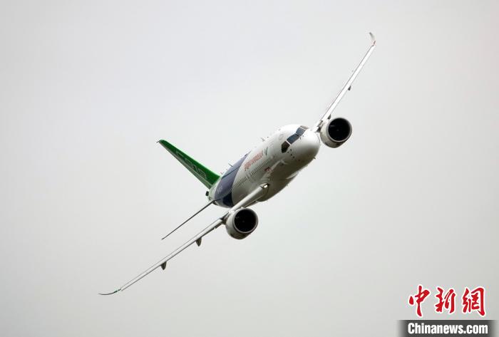 中國(guó)C919大型客機(jī)在航展上進(jìn)行精彩飛行表演?！?lt;a target='_blank' href='/'>中新社</a>記者 孫自法 攝