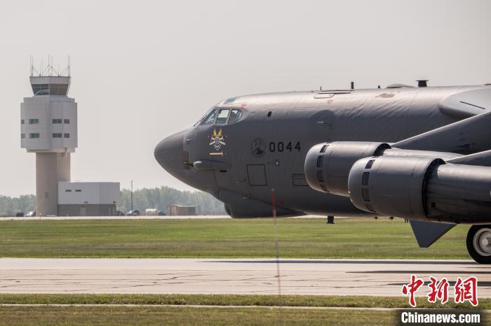 資料圖：美國(guó)B-52戰(zhàn)略轟炸機(jī)，該機(jī)可攜帶核彈頭。美軍歐洲司令部供圖