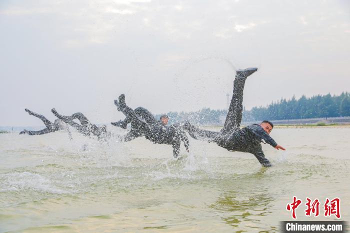 廣西武警特戰(zhàn)隊員乘風破浪海訓場上礪精兵