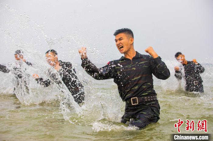 特戰(zhàn)隊員在海水中進行搏擊訓練。　孔凡澤 攝