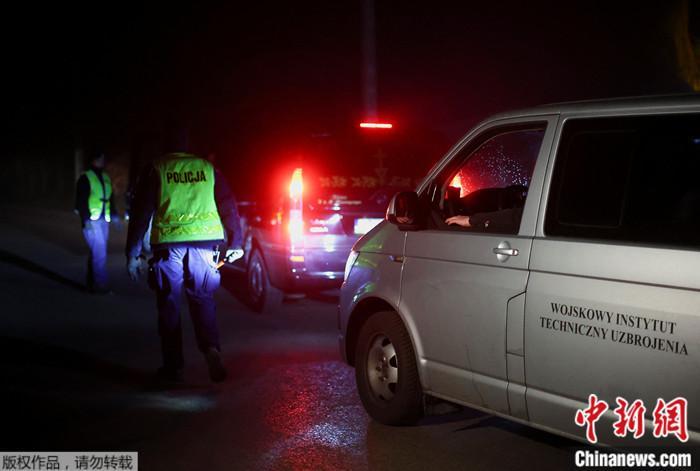 波蘭爆炸發(fā)生后，警車駛過封鎖線。