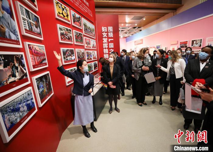 外賓們參觀“新時代的婦女兒童——中國婦女兒童事業(yè)發(fā)展十年成就展”?！≮w雋 攝