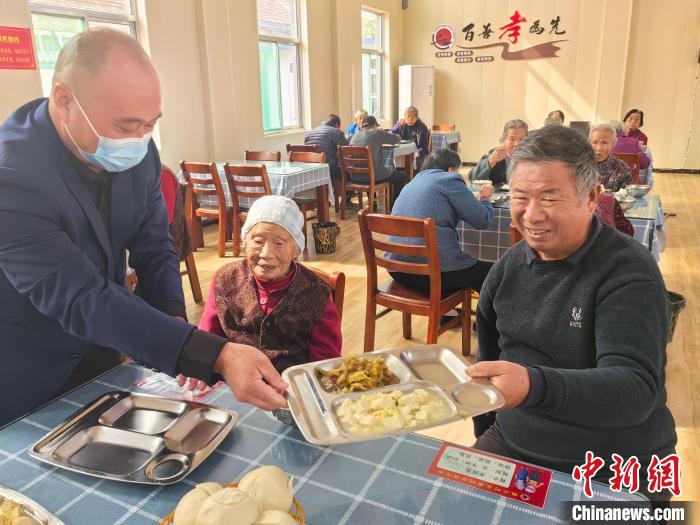 (資料圖)80歲以上的老人，在長者食堂內就餐?！∈茉L者供圖