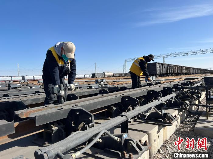 青藏高原最大編組場迎來入冬“體檢”確保列車運輸安全