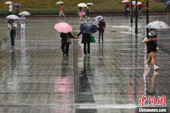 資料圖：市民冒雨出行?！『闻罾?攝