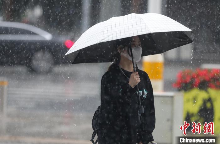 資料圖：市民在下雨天出行?！?于海洋 　攝