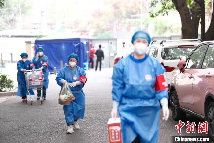 資料圖：工作人員正在為轄區(qū)居民配送生活物資?！」?攝