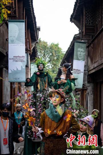 圖為：在烏鎮(zhèn)西柵街頭進(jìn)行的古鎮(zhèn)嘉年華演出 烏鎮(zhèn)景區(qū)供圖