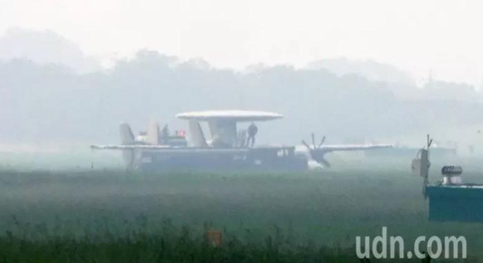 臺空軍一架E-2K空中預警機25日上午傳出在空軍屏東基地迫降，目前疑似因起落架故障，以機腹迫降著地，飛機在屏北機場沖出跑道，現(xiàn)場可見人員在進行搶救作業(yè)，目前得知機上人員均安全。圖片來源：臺灣聯(lián)合新聞網(wǎng) 記者劉學圣 攝。