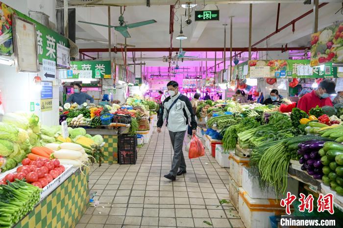 市場蔬菜檔和肉檔貨量充足 陳驥旻 攝