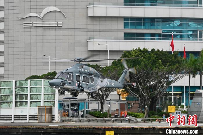 香港特區(qū)政府飛行服務隊直升機在香港會議展覽中心附近的停機坪起降?！±钪救A 攝