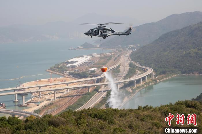 在跨部門山火暨攀山拯救行動演習中，香港特區(qū)政府飛行服務隊派出直升機投擲水彈撲救山火?！∠愀厶貐^(qū)政府飛行服務隊 攝