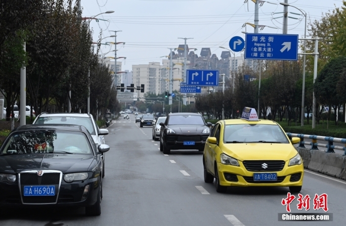 12月2日，重慶街頭道路上的車輛逐漸增多，不少市民也開始出門采購物資，城市正在有序恢復正常生產生活秩序。圖為街頭道路上的車輛逐漸增多。 陳超 攝