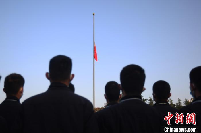 12月13日上午8時(shí)，升國(guó)旗、下半旗儀式在侵華日軍南京大屠殺遇難同胞紀(jì)念館舉行?！°蟛?攝