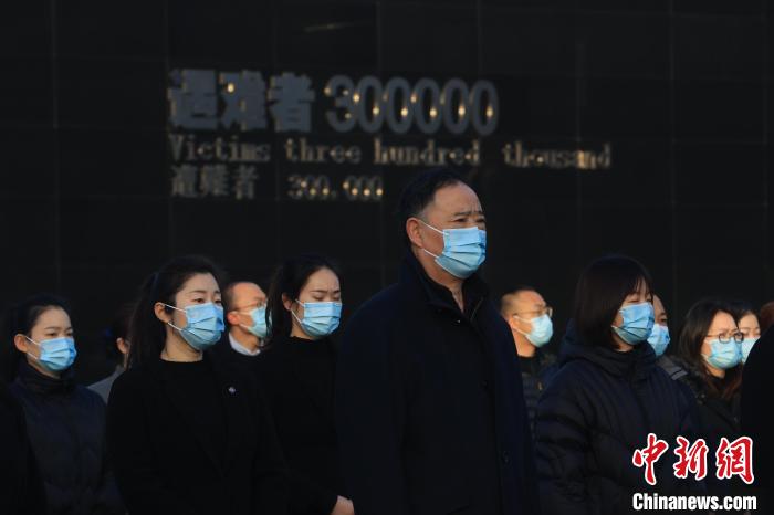 12月13日上午8時(shí)，升國(guó)旗、下半旗儀式在侵華日軍南京大屠殺遇難同胞紀(jì)念館舉行。　泱波 攝