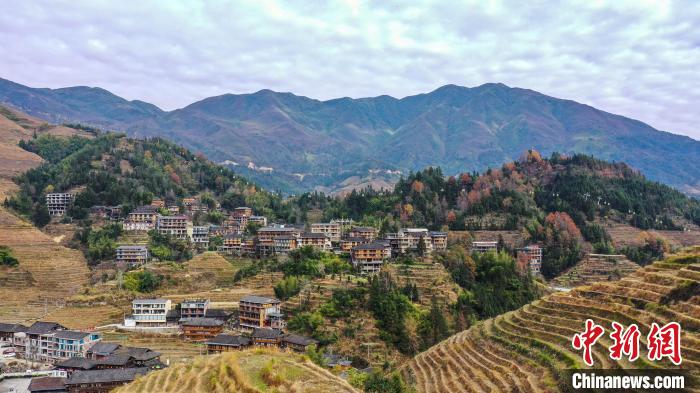 圖為12月19日，無人機(jī)航拍的大寨村?！钭谑?攝