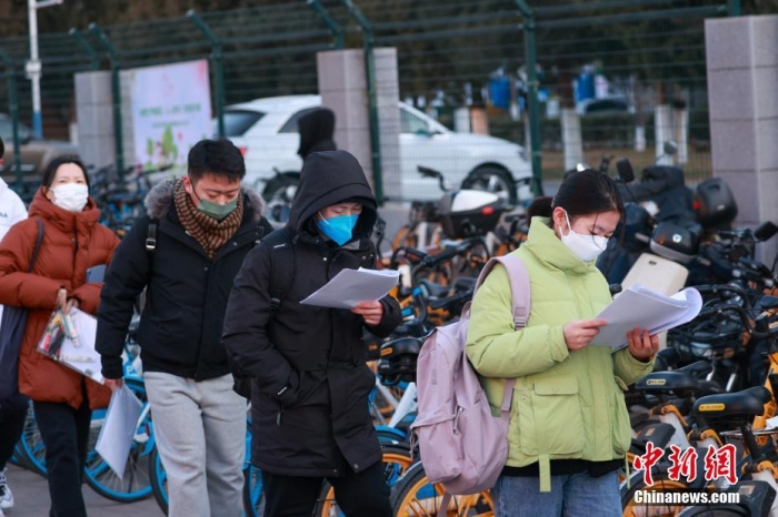 12月24日，2023年全國(guó)碩士研究生招生考試正式開考，全國(guó)報(bào)考人數(shù)為474萬。圖為北京工業(yè)大學(xué)考點(diǎn)外，考生在進(jìn)入考場(chǎng)前加緊復(fù)習(xí)。 <a target='_blank' href='/'>中新社</a>記者 賈天勇 攝