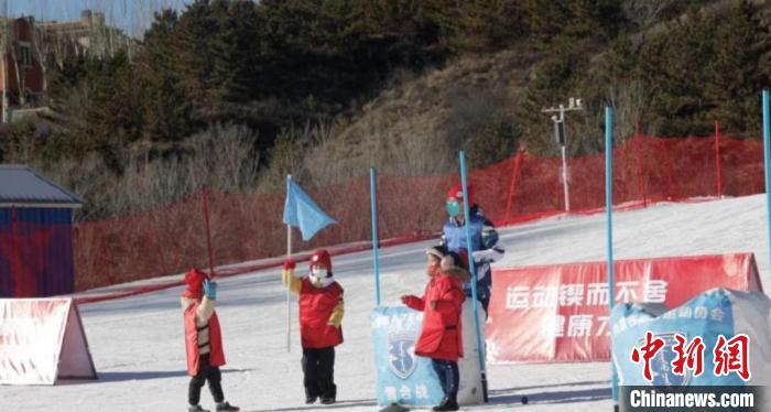 圖為民眾體驗冰雪項目。