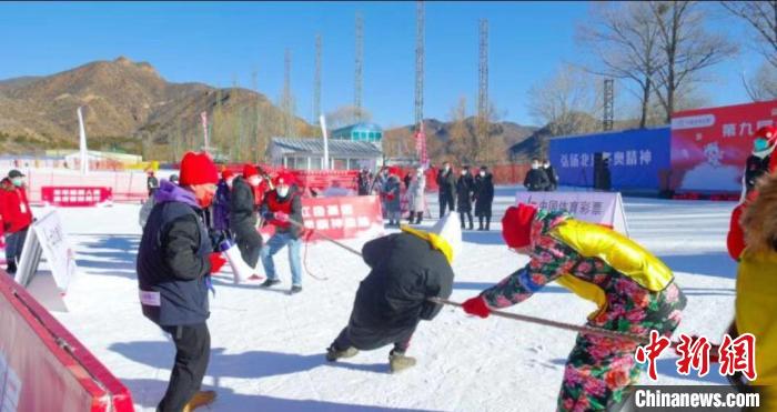 圖為民眾參與雪地拔河 內(nèi)蒙古體育局供圖