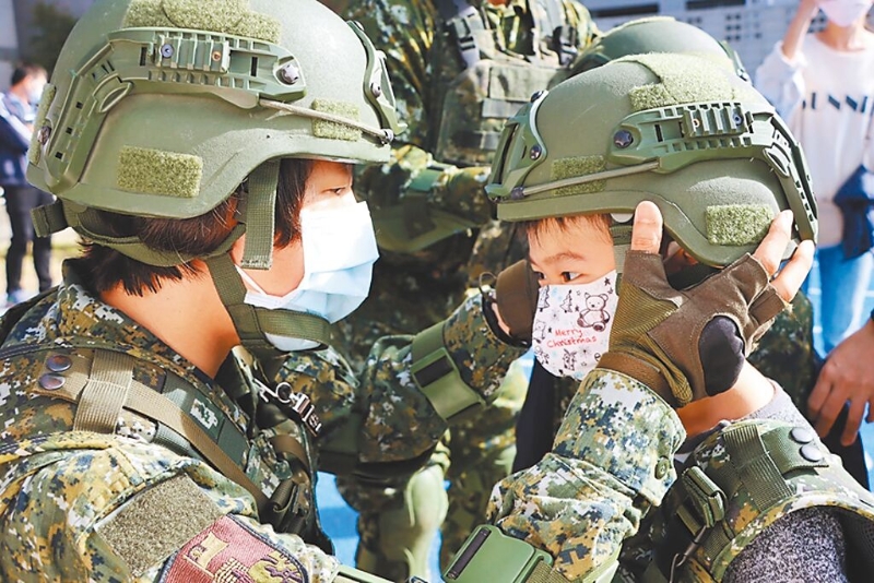 依照行政院規(guī)畫，國小與幼兒園學童都得學習戰(zhàn)備能力。圖為臺中健民國小舉辦「全民國防走入校園活動」。（取自全民國防教育專頁／李侑珊臺北傳真）