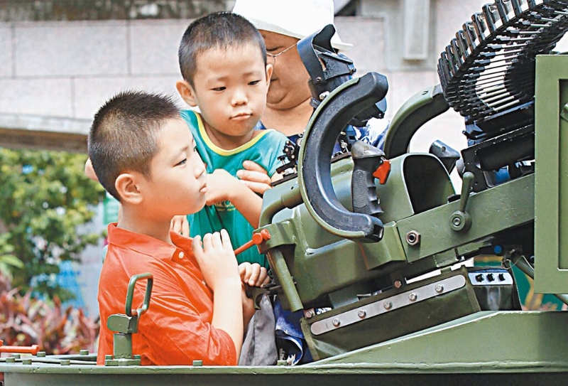 行政院兒權小組建議國防教育納入高中以下教材，包括幼稚園都得學辨別炮彈聲，遭藍委認為「荒謬可笑」。圖為小朋友好奇觀看各類軍武。（本報資料照片）