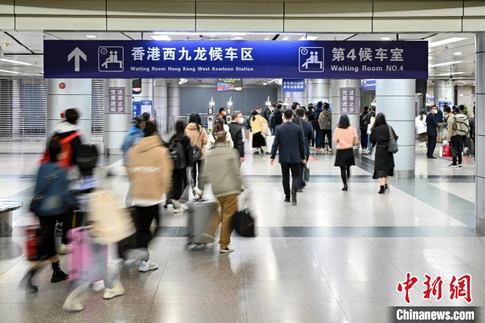 1月15日，廣州東站，旅客正走向“香港西九龍候車區(qū)”。　陳驥旻 攝