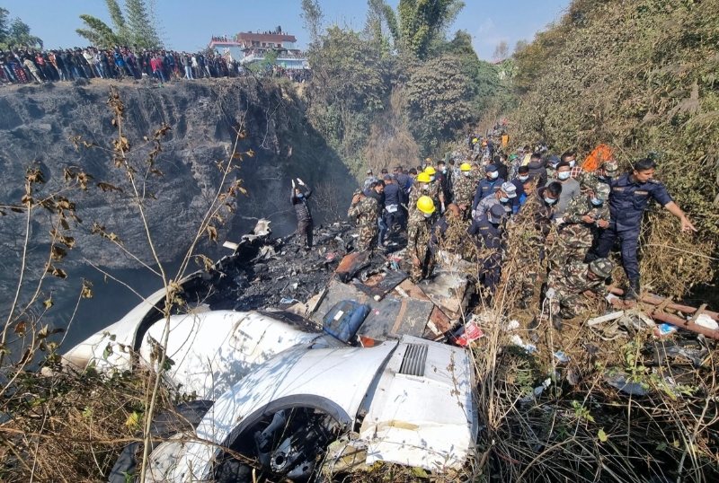 當?shù)貢r間1月15日，救援人員在尼泊爾博克拉地區(qū)墜機現(xiàn)場附近進行搜救工作。（圖源：路透社）