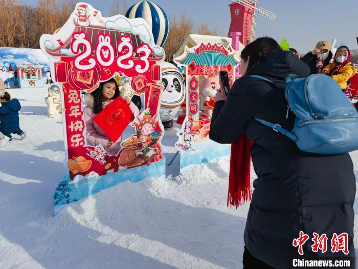 圖為游客在北京陶然亭公園雪場游玩。　北京市公園管理中心供圖