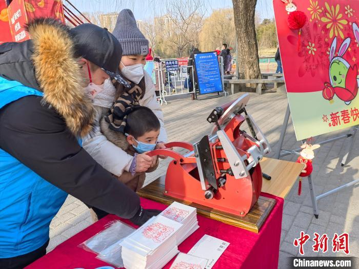 圖為小游客在北京紫竹院公園“雕版刷?！薄！”本┦泄珗@管理中心供圖