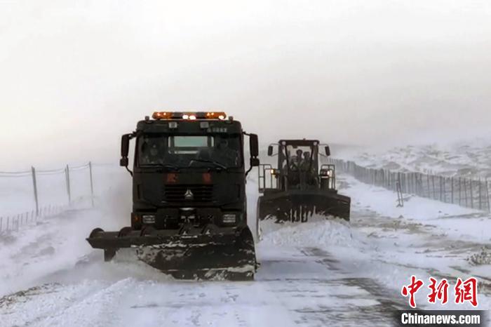 西藏阿里：春節(jié)期間，武警官兵緊急搶通冰雪災害道路