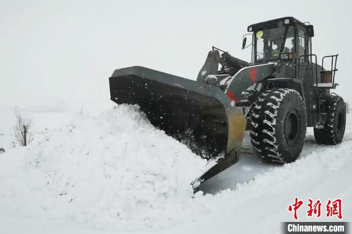 圖為清除積雪?！●T楠 攝