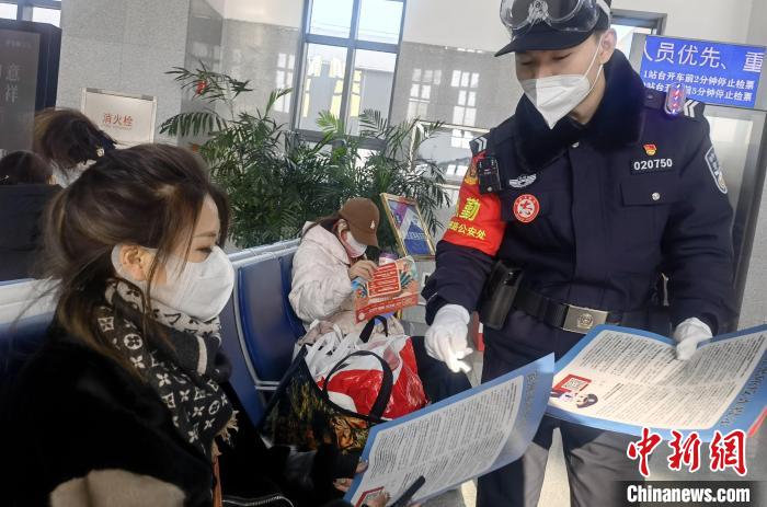 數(shù)萬鐵路民警堅守萬里鐵道，守護萬家平安團圓 公安部鐵路公安局供圖