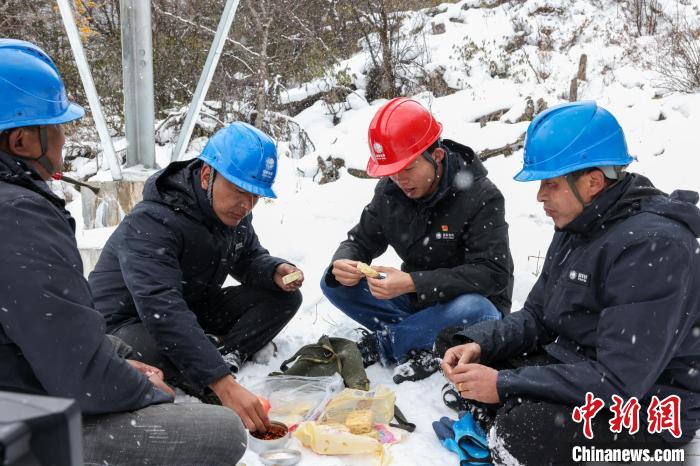 隊員們在林海雪原中吃簡易午餐?！±顤|淮 攝