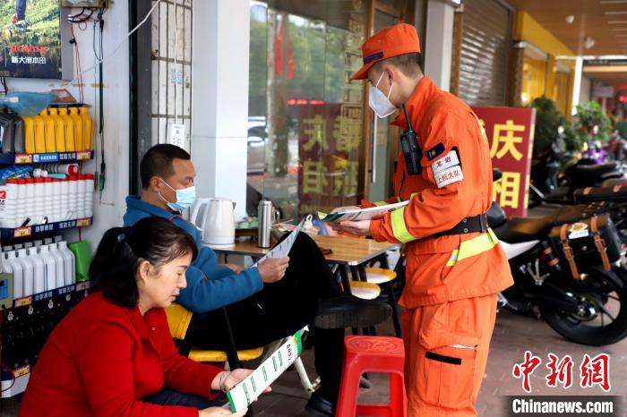 發(fā)放森林防火宣傳手冊(cè)?！∷竞?攝