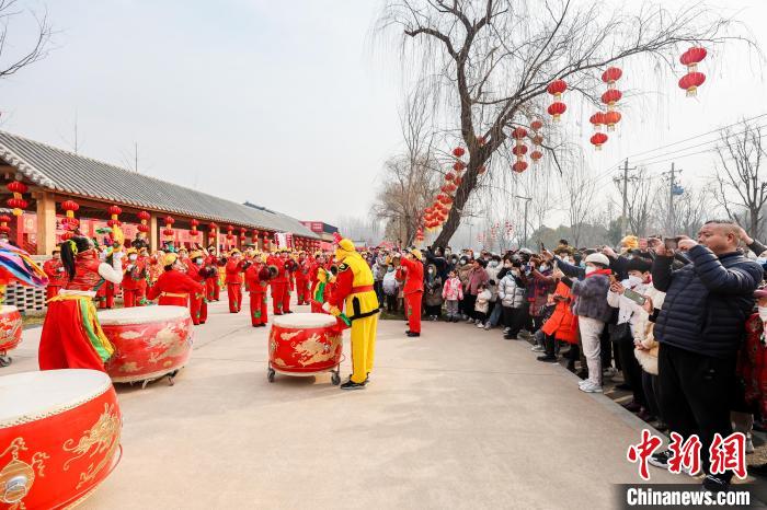 圖為漢長(zhǎng)安城新春活動(dòng)現(xiàn)場(chǎng)?！h長(zhǎng)安城供圖 