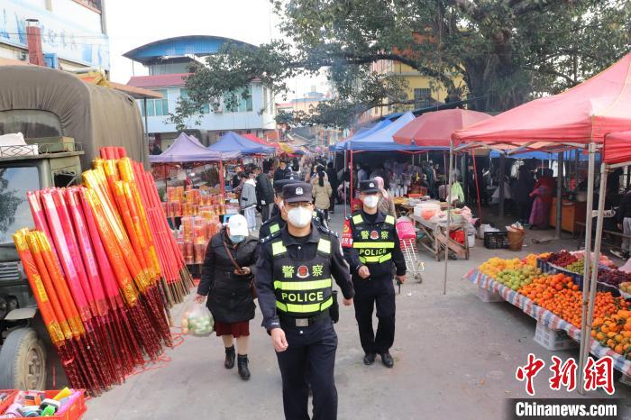 圖為民警堅(jiān)守崗位?！〉潞赀吘彻芾碇ш?duì)供圖