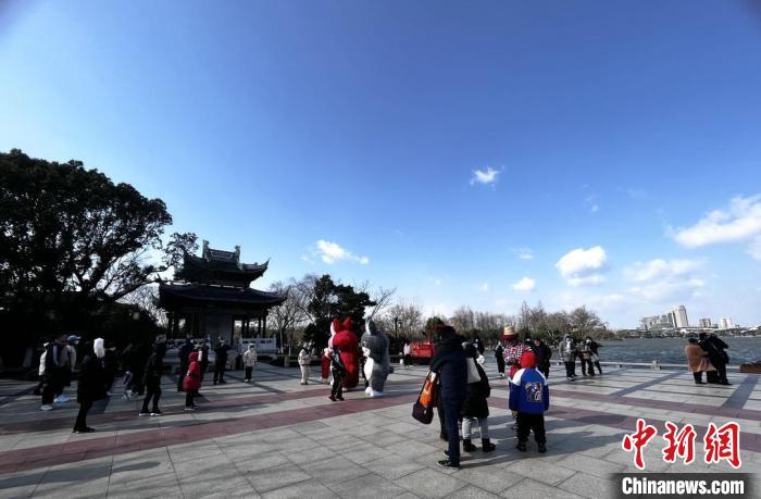 （新春走基層）浙江嘉興紅色旅游持續(xù)火熱單日登湖心島游客超5000人次