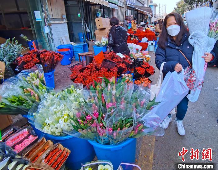 圖為民眾購得鮮花滿懷。　楊英琦 攝