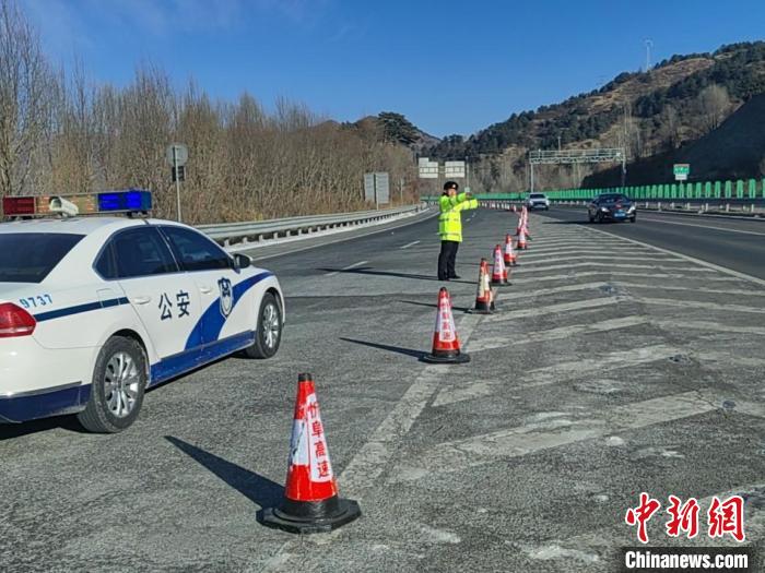 山西高速交警在滄榆高速五臺山景區(qū)收費站主線路面實施車輛分流?！∩轿鞲咚俳痪?攝