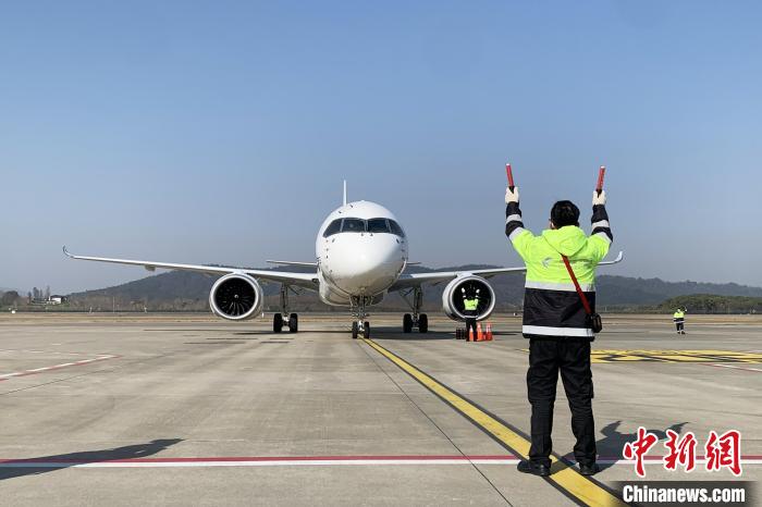 1月28日，中國東航全球首架C919國產(chǎn)大飛機(jī)執(zhí)行MU7817次航班平穩(wěn)落地南昌昌北國際機(jī)場?！|航江西分公司 供圖