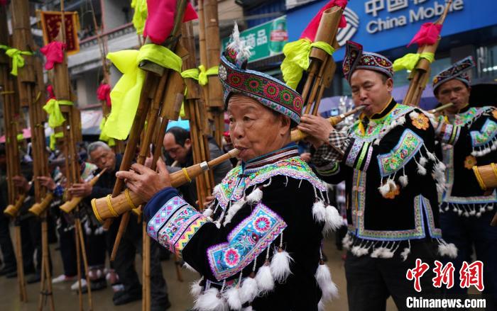 百鳥衣蘆笙十二坡會上，苗族男子吹奏蘆笙?！↓埩种?攝