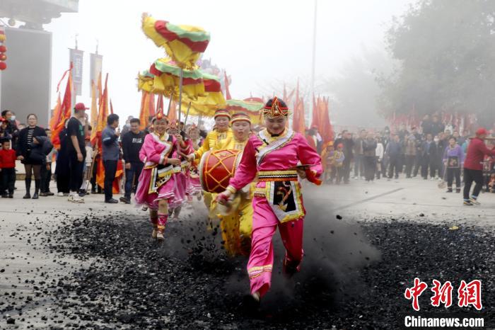 大鼓涼傘隊飛奔踏火?！∪A安縣融媒體中心供圖