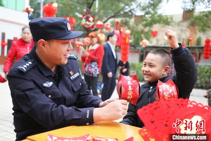 父子倆同時舉燈籠，臉上洋溢著幸福的笑容?！↑S曉君 攝